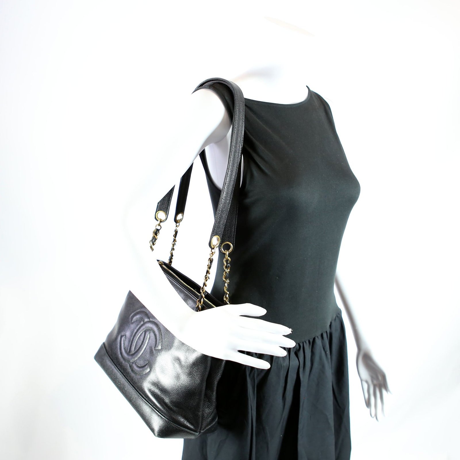 Chanel Timeless CC Tote 2M Black and Gold product image 15